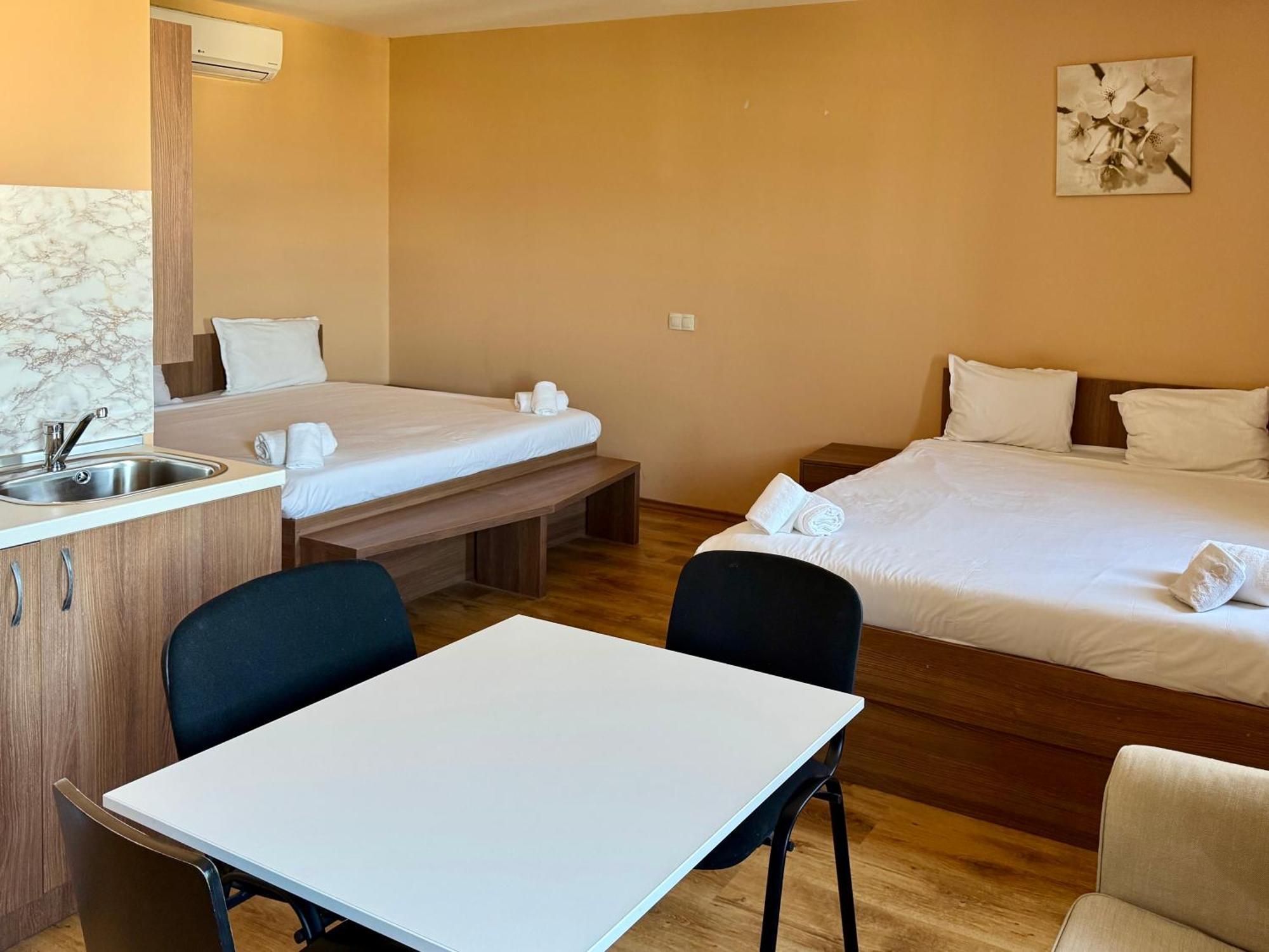 Airport Airport Shuttle And Parking Aparthotel *